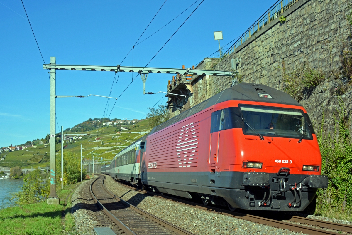 Re 460 038-3   Ex stratego! Werbelok   mit IR 1413 Geneve-Aeroport - Brig am 19.10.2013 bei St-Saphorin