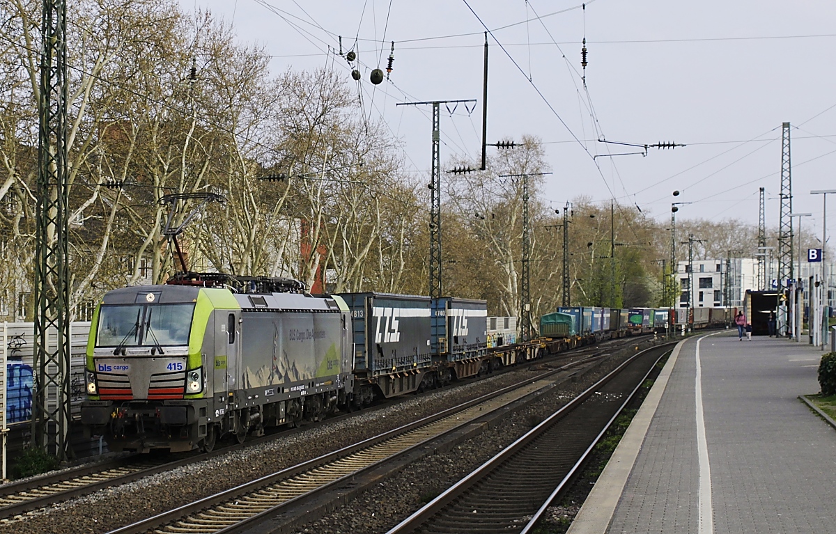 Re 475 415 durchfährt am 06.04.2019 den Bahnhof Köln Süd in Richtung Norden