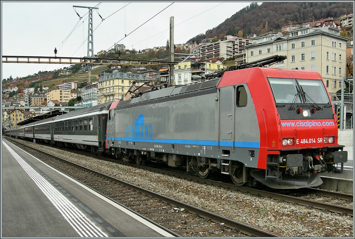 Re 484 014 mit einem CIS EC nach Milano beim Halt in Montreux. 
19. Nov. 2006