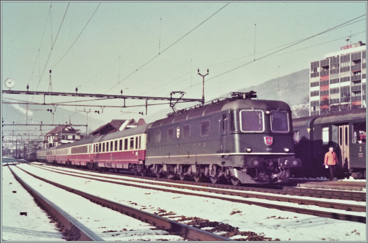 Re 6/6 11646 mit dem EC Mont-Blanc Genve - Hamburg bei der Durchfahrt in Moutier. 
17. Jan. 1985