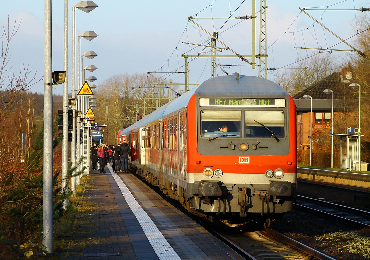 RE 7(SH-E) mit Schublok 6 112 167 beim Halt in Schleswig. 04.01.2015