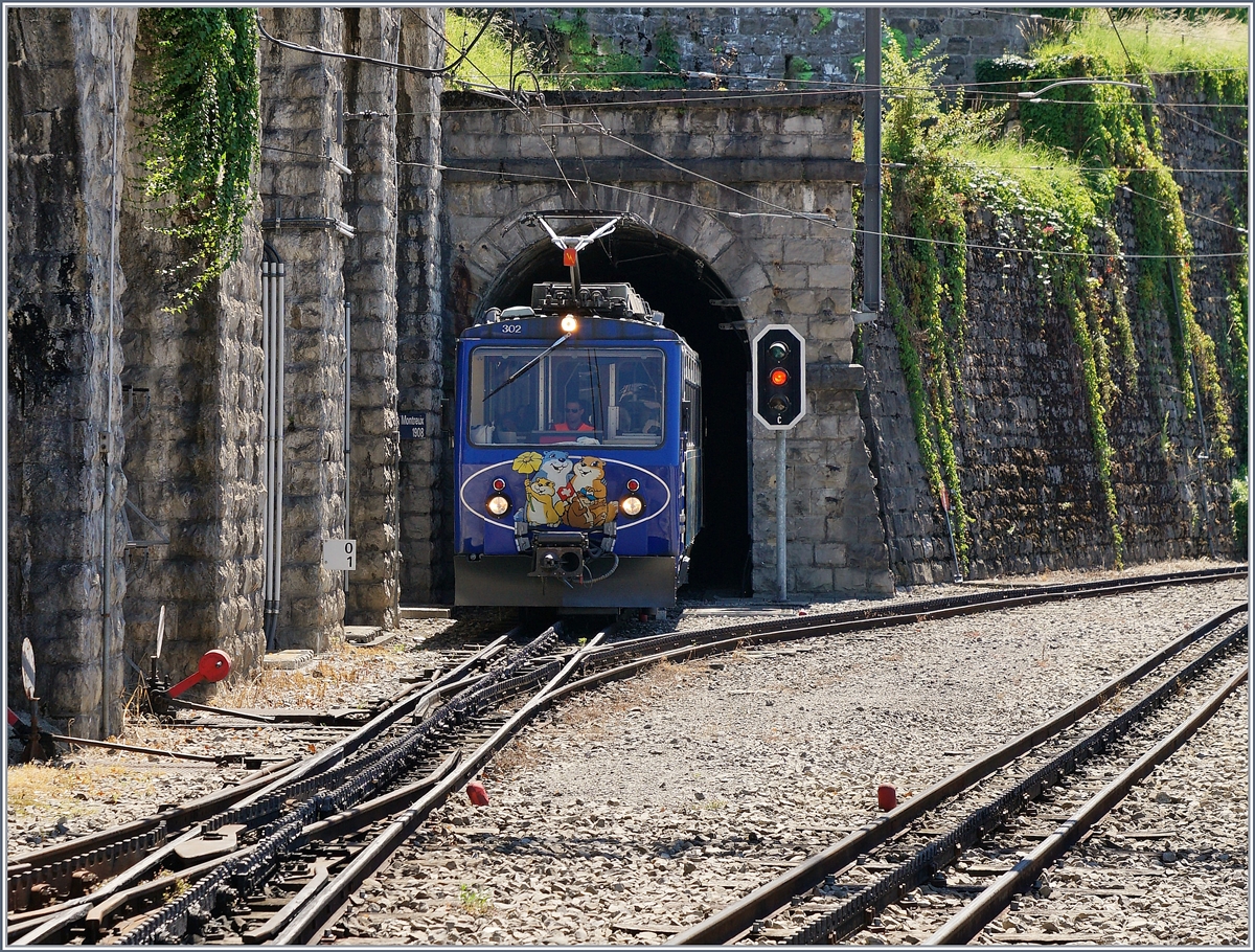 Re Rochers de Naye Bhe 4/8 302 erreicht Montreux.
7 August 2016