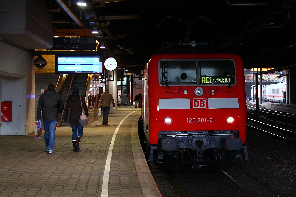 RE1 nach Rostock Hbf mit Schublok 120 201-9 wartet auf seine Fahrgäste. Hamburg Hbf Gleis 8a 02.03.2013