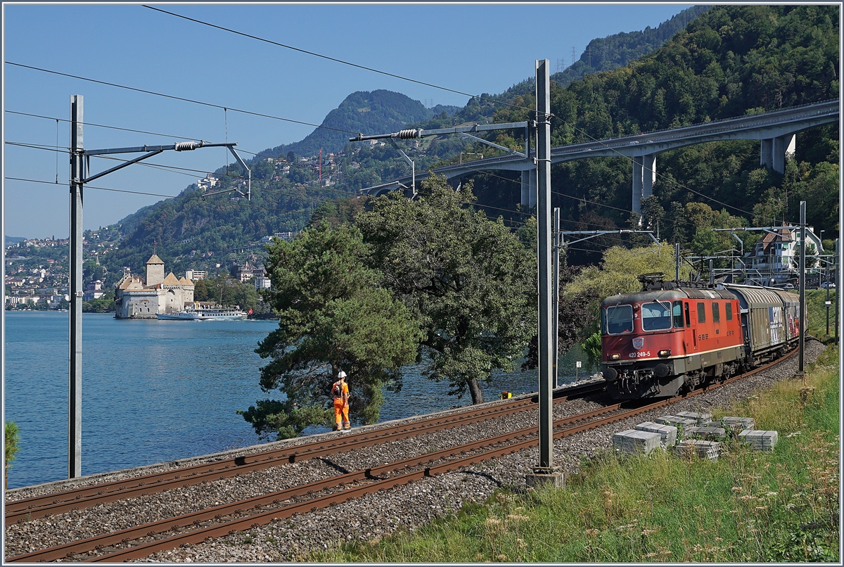 Recht im Bild die SBB Re 420 249-5, links der Blick auf das Château de Chillon und ein Dampfschiff.
21. August 2018