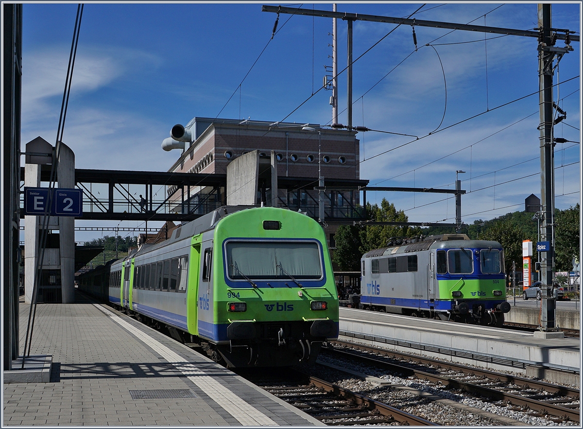 Rechts im Bild die BLS Re 4/4 II 504, links der Steuerwagen des RE Interlaken Ost - Zweisimmen in Spiez. 

19. August 2020