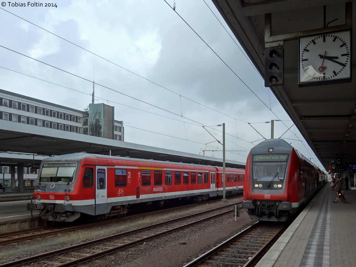 Rechts steht ein RE nach Bielefeld und links eine RB nach Hildesheim.
Aufgenommen im September 2014 in Braunschweig Hbf.