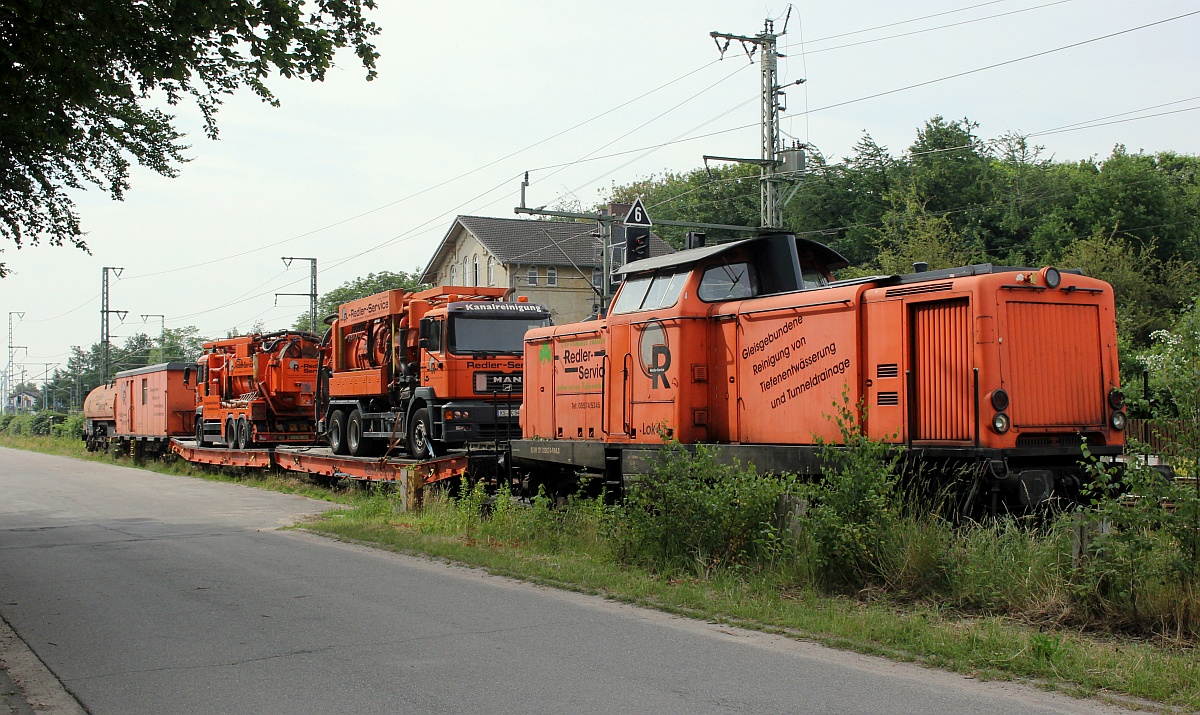 Redler Service Lok 4 mit dem  Spülzug  abgestellt in Jübek bei Schleswig. 29.06.2021