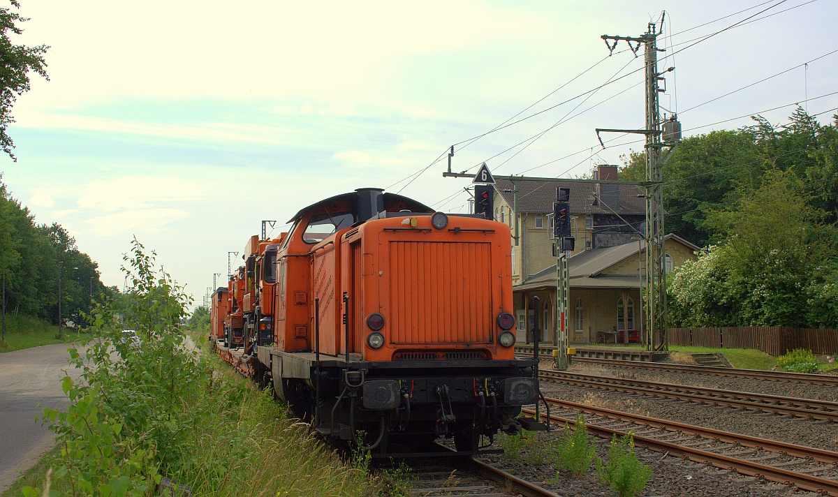 Redler Service Lok 4 mit dem  Spülzug  abgestellt in Jübek bei Schleswig. 29.06.2021 II