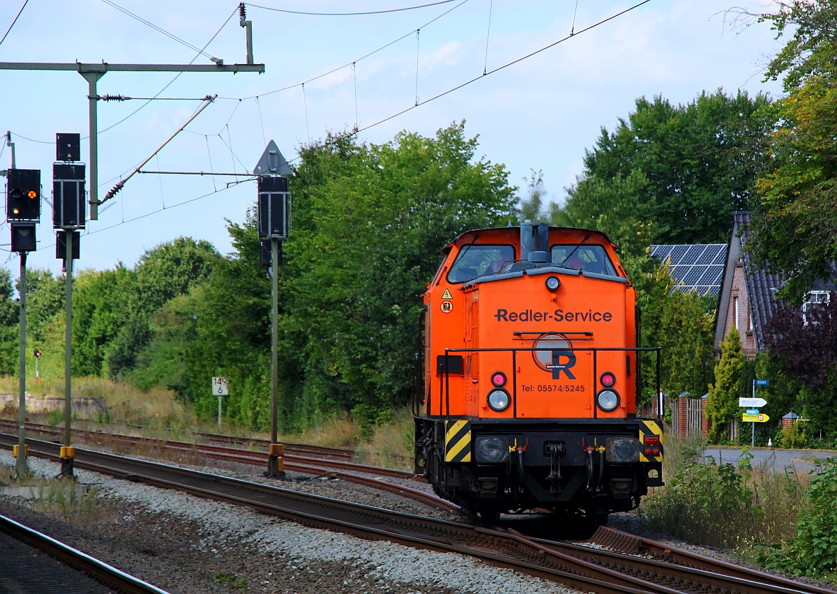 Redler Service Lok 9 oder 3202 500-5 kam überraschend nach Jübek gefahren und dieselt hier in das Ausweichgleis. 25.08.2022