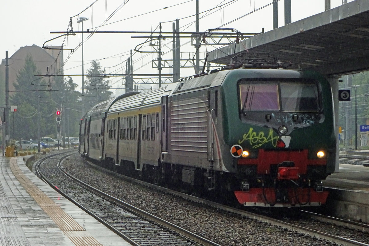 Regen, Regen und ein Regionalbahn mit E 464 279 waren am 27 Mai 2019 in Gallarate anwesend.