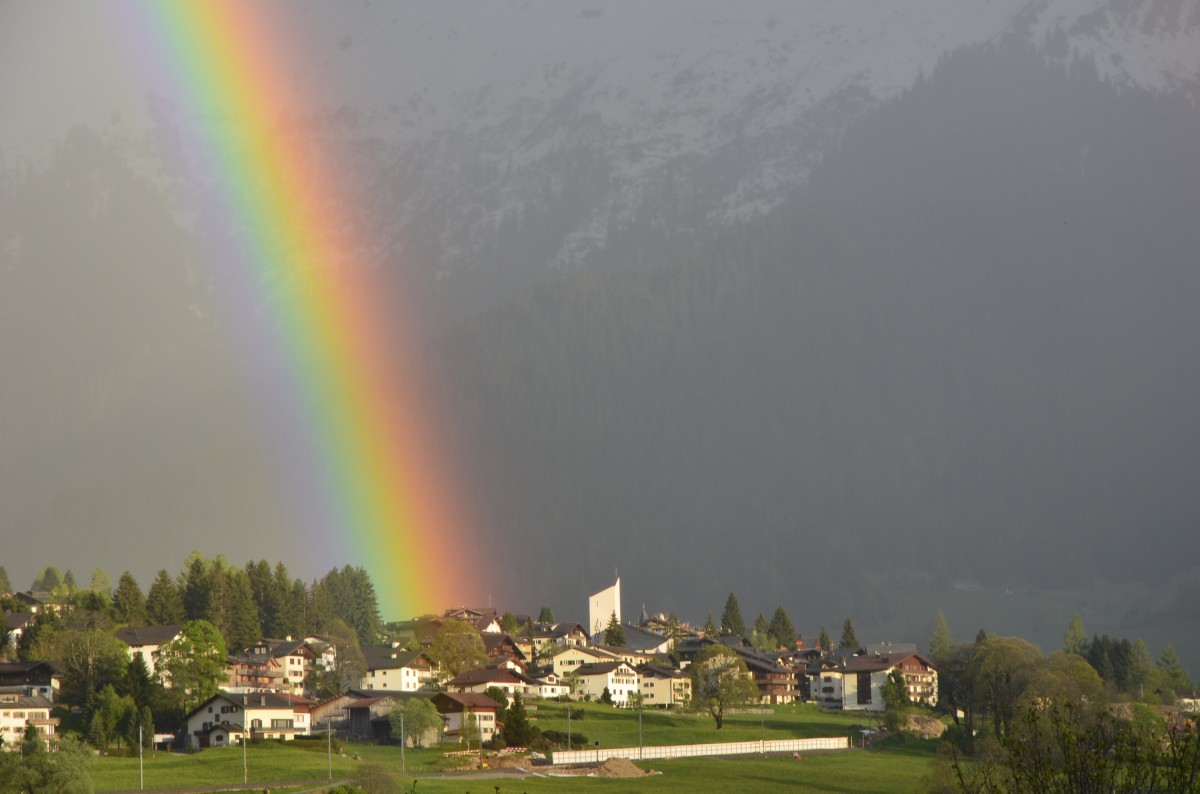 Regenbogen über Klosters. Rechts die katholische Kirche. (10.05.2014)