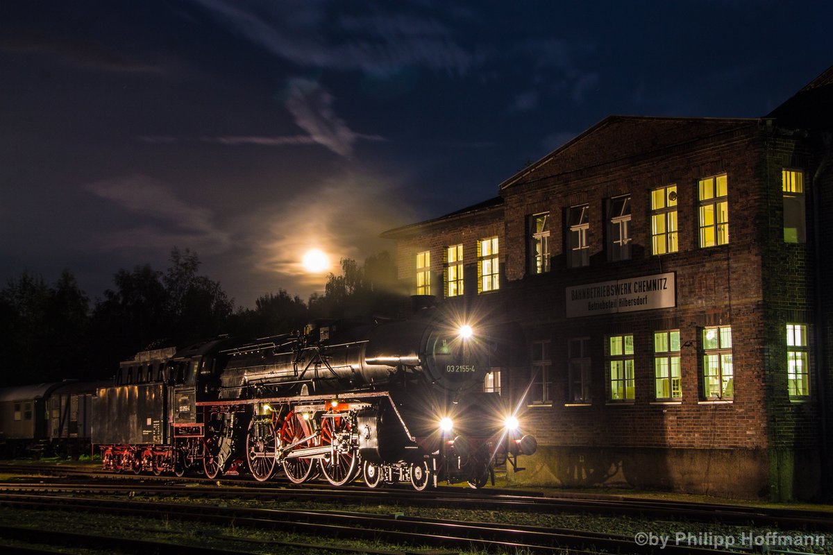 Reichlich Bilder sind am Wochenende nicht nur bei mir auf die Speicherkarte in Chemnitz Hilbersdorf gekommen. Mein Rekord vom letzten Jahr habe ich nicht wieder geknackt, aber Arbeit geht vor!
Eins meiner Favouriten ist eins von 03 2155-4 die ihre Nachtruhe entspannt neben der Lokleitung verbringt, der Mond schaute auch mal vorbei. ;)
Platz 2 (Bild des Monats) August.2016