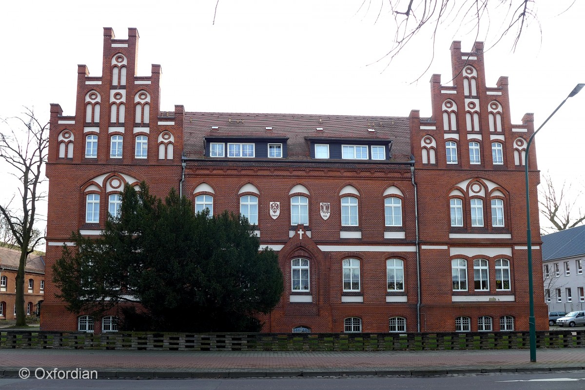 Reichswaisenheim 1898. Salzwedel, Schillerstraße 3. In den Weltkriegen I u. II genutzt als Lazarett, heutige Nutzung als Seniorenheimstatt.