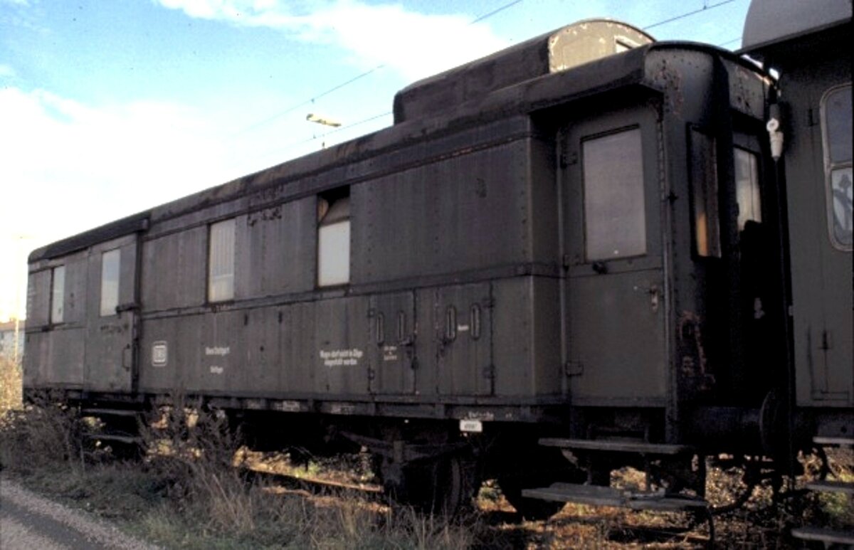 Reisezug-Gepäckwagen Pwi 28 in Kornwestheim am 12.10.1980.