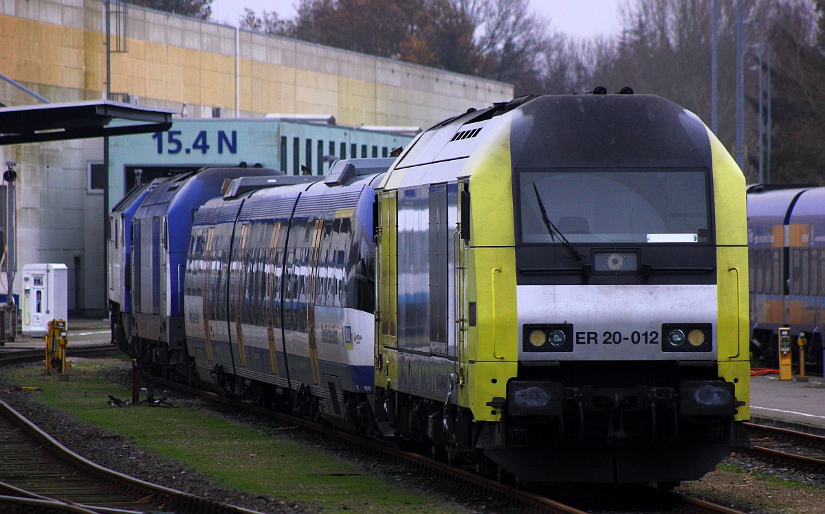 Reserve gibt es genug in Husum...Beacon 1223 012, der NOB VT 730, eine DE2000(1223) eine DE2700(1251)und eine hier nicht sichtbare NOB/NRAIL KöF 3335 abgestellt im NOB Bw Husum. 11.11.2015