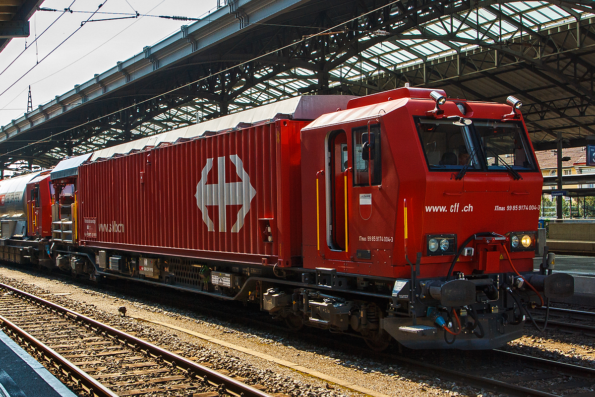 Rettungsfahrzeug XTmas 99 85 9147 004-3  von dem Lösch- und Rettungszug (LRZ)  Lausanne  hier am 29.05.2012 im Bahnhof Lausanne. 

Das Basisfahrzeug ist ein Windhoff MPV mit Spezialcontaineraufbau und Unterflurantrieb, 2 x 390 kW (MTU- PowerPack). 
Das Fahrzeug besitzt weiterhin: Rettungscontainer (Dräger Safety) mit Rettungsraum mit Bänken und Gestellen für Tragen, Schleusenraum, Funkschrank, Atemluftvorrat 540.000 Liter. Die Rettungsplattform als Verkehrsfläche für die Passagiere. Sowie einen Hilfsführerstand (Look Out) für Rückwärtsfahrt.