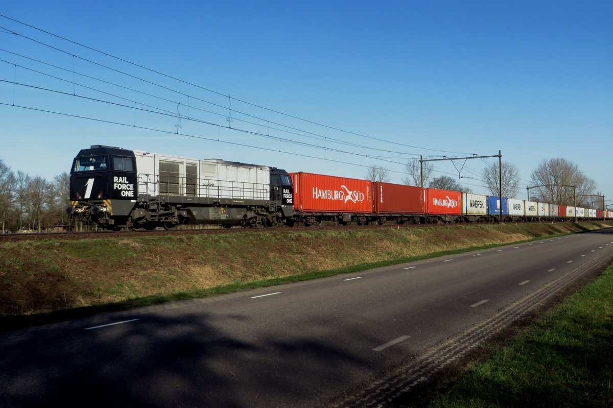 RFO 1605 zieht ein Containerzug durch Boxtel am 24 Februar 2021. Leider wird dieser Fotostelle in kurzer Zeit verschwinden wegen berhohes Gitterwerk...