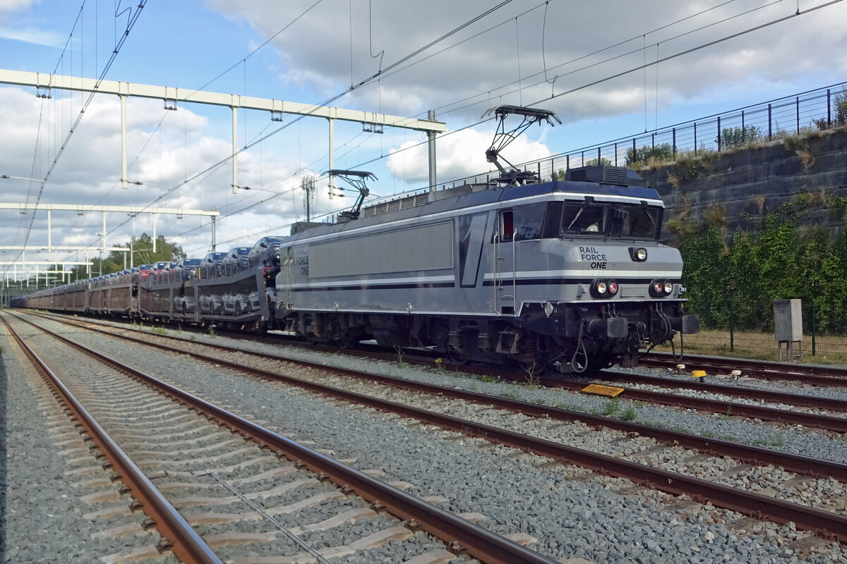 RFO 1829 ist mit deren PKW-Zug am 15 Juli 2019 in Oldenzaal zu stehen gekommen um einige Reisezüge passieren zu lassen. 