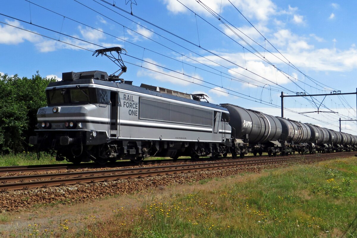 RFO 1829 zieht am 13 Juni 2020 ein leren Kesselwagenzug durch Alverna.