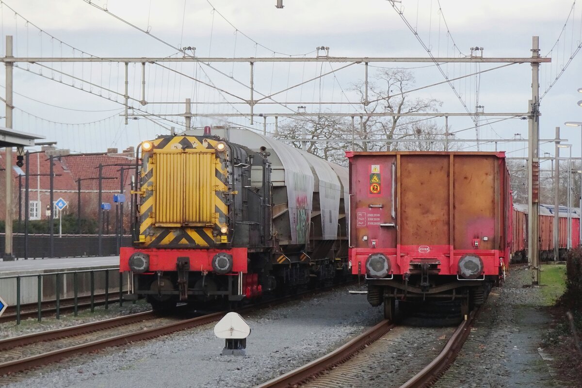 RFO 692 rangiert am 11 Februari 2022 in Oss und hat soeben ein Getreidezug eingebracht. 