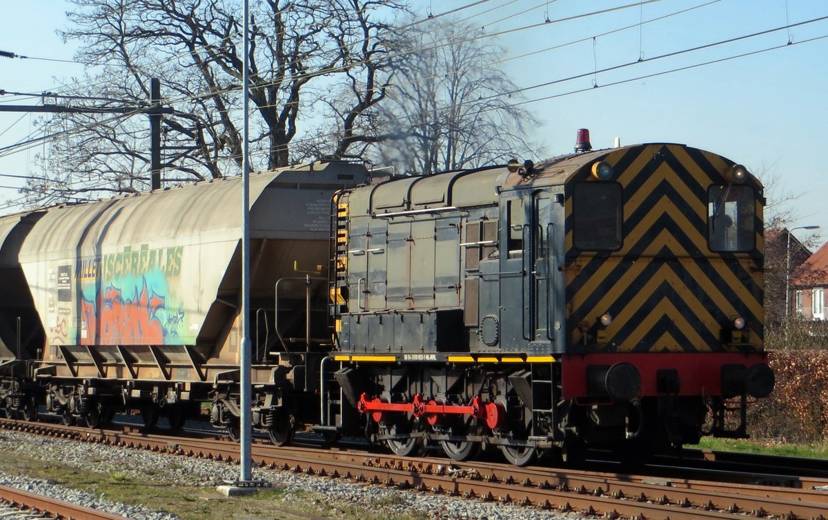 RFO 692 rangiert am 2 Mrz mit Getreidewzagen in Oss.