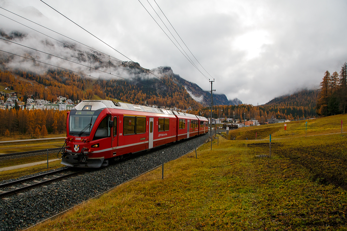 
RhB ALLEGRA-Zweispannungstriebzug (RhB ABe 8/12) 3508  Richard Coray  verlässt als Regio-Zug von Tirano nach St. Moritz am 02.11.2019 Pontresina.