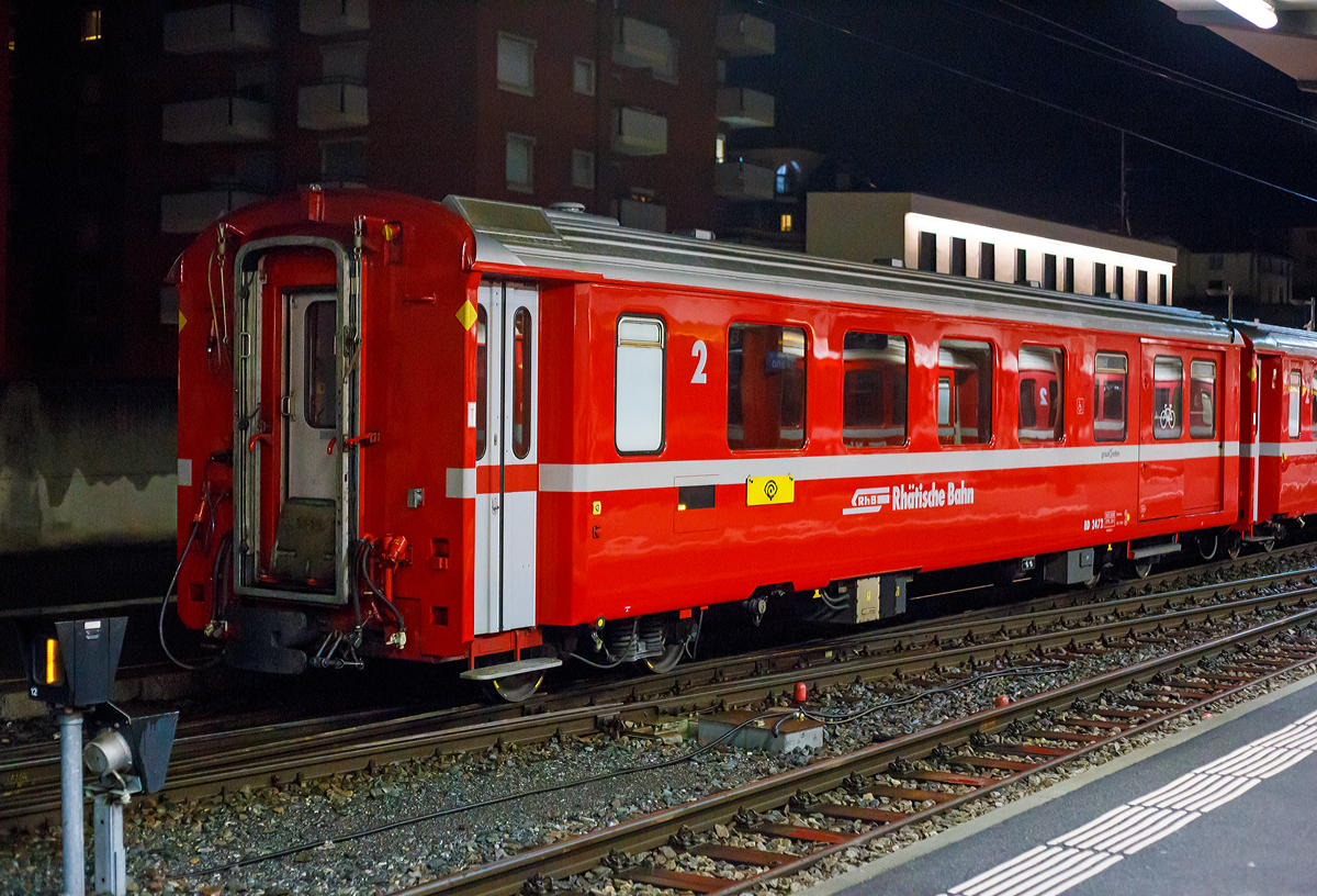 RhB BD 2472 kombinierter EW II 2.Klasse Personen-/Gepckwagen fr die Berninabahn abgestellt am 03.11.2019 im Bahnhof Tirano.

Gestiegene Fahrgastzahlen und Komfortansprche veranlassten die RhB, das bewhrte Konzept des Einheitswagen I nach etwa einem Jahrzehnt zu berarbeiten und den sogenannten Einheitswagen II (EW II) zu entwickeln. Mehr als 60 Fahrzeuge dieser Serie konnten ber einen Zeitraum von acht Jahren beschafft werden. Hierzu zhlen auch Sonderbauarten, wie die vier als BD 2471 - 2474 bezeichneten Zweitklasswagen mit Gepckabteil..

Als Verbesserung gegenber den EW I gelten der vergrerte Sitzteiler in der 2. Klasse, getnte Doppelverglasung und ein verbessertes Heizungs- und Lftungssystem. Trotz neuer Stoffbezge in der zweiten Wagenklasse, die Anfang der neunziger Jahre die roten und grnen Kunststoffsitzbezge abgelst haben, wirkt das Interieur dieser Fahrzeuge heute gegenber den modernisierten EW I etwas altmodisch.

TECHNISCHE DATEN Ap-Wagen:
Baujahr: 1982 
Hersteller Wagenkasten: FFA
Hersteller Drehgestelle:	SWP
Spurweite: 1.000 mm
Anzahl der Achsen: 4
Lnge ber Kupplung: 16.450 mm
Drehgestellart: SWP 74
Sitzpltze: 27
Eigengewicht: 14 t
Nutzlast: 3,5 t
zulssige Geschwindigkeit: 90 km/h
Lauffhig: StN (Stammnetz) / BB (Berniabahn) / MGB (Matterhorn Gotthard Bahn)
