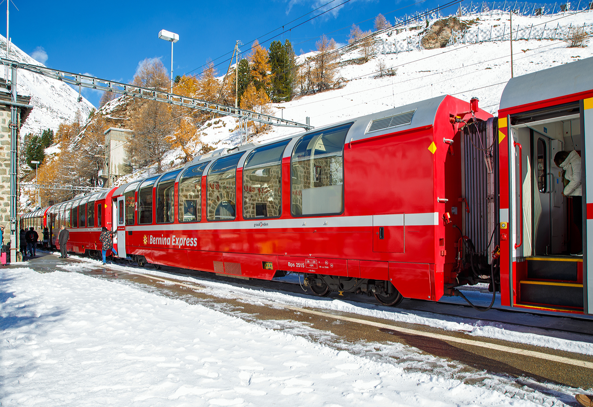 RhB Bps 2515 ein 2.Klasse Bernina-Express Panoramawagen mit Serviceabteil der 2. Serie (Nachbau-Serie) am 04.11.2019, im Zugverband des BEX nach Tirano, beim Halt in Alp Grm.

Fr den berhmten Bernina-Express lie die Rhtische Bahn RhB 26 Panorama-Wagen in zwei Serienbauen. Gegenber den zuvor fr andere Strecken gebauten Wagen, weisen die Bernina-Wagen eine um 3,2 m geringere Gesamtlnge auf. Es entstanden neun 1.Klasse-  und siebzehn 2.Klasse-Wagen, die sich groer Beliebtheit bei den Fahrgsten erfreuen. 

Um den Bernina-Express einheitlich mit Panoramawagen ausrsten zu knnen, wurden 2006–2007 die 2.Serie von 16 Wagen (Api 1301–1306, Bps 2512–2515, Bp 2521–2526) als Nachbauserie beschafft. Diese erhielten nun allerdings luftgefederte Stadler-Drehgestelle und eine (vakuumgesteuerte) Druckluftbremse. Die vakuumgesteuerte Druckluftbremse wurde auch bei den bestehenden Wagen nachgerstet. Zudem wurde im Erstklasswagen eine rollstuhlgngige Toilette eingebaut. Da inzwischen das Rauchen in Schweizer Zgen generell verboten wurde, konnte auch auf eine Trennwand fr ein Raucherabteil verzichtet werden, bei den bisherigen Wagen wurde diese entfernt.

TECHNISCHE DATEN Ap-Wagen:
Baujahr: 2006/2007 
Hersteller: Stadler
Spurweite: 1.000 mm
Anzahl der Achsen: 4
Lnge ber Kupplung: 16.450 mm
Breite: 2.650 mm
Hhe: 3.540 mm
Fubodenhhe: 993 mm
Drehgestellart: luftgefederte Stadler-Drehgestelle
Achsabstand im Drehgestell: 1.800 mm
Laufraddurchmesser: 685 mm (neu)
Sitzpltze: 43
Stehpltze: 49
Eigengewicht: 18 t
Nutzlast: 6,1 t
zulssige Geschwindigkeit: 100 km/h
Lauffhig: StN (Stammnetz) / BB (Berniabahn) / MGB (Matterhorn Gotthard Bahn)