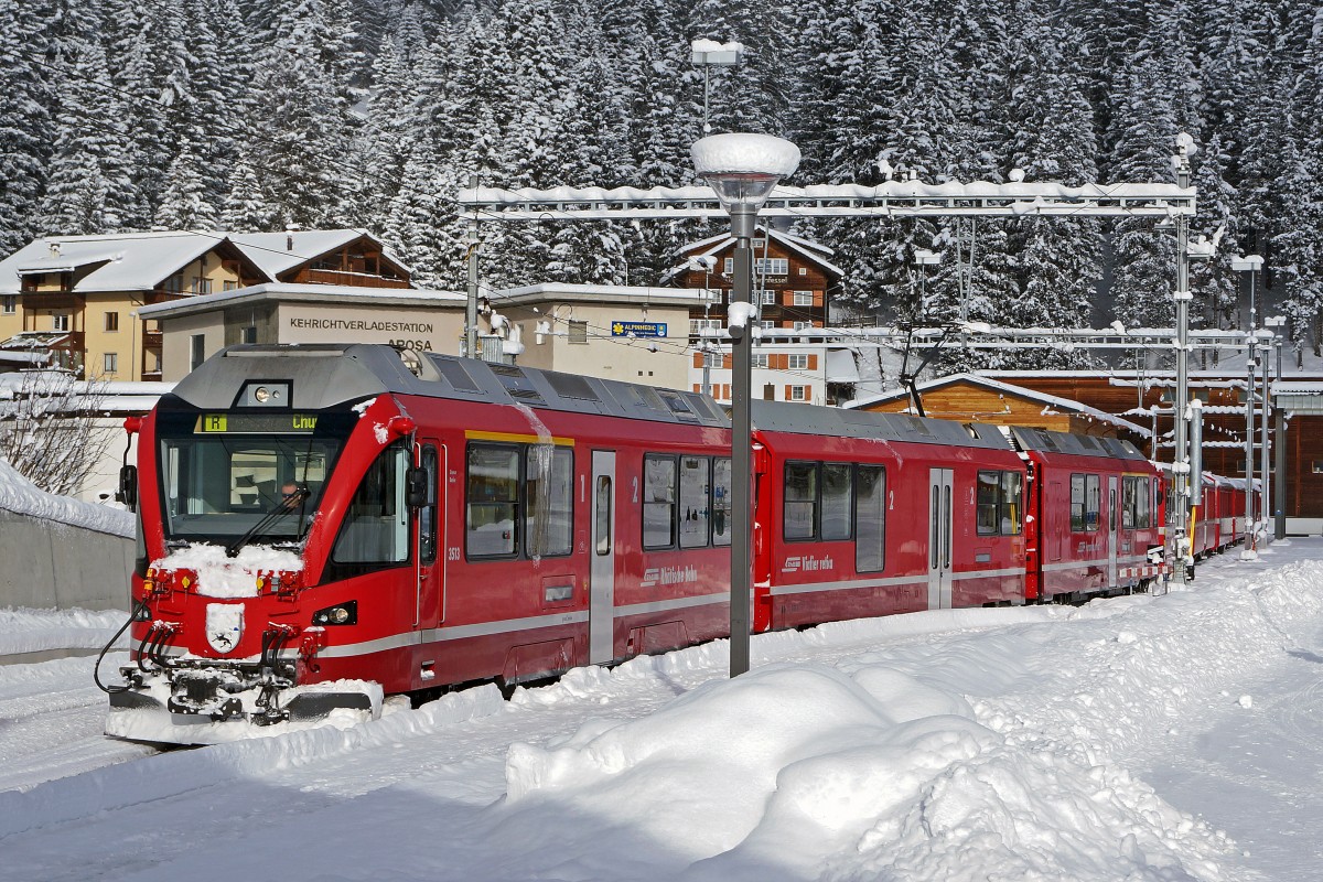 RhB: Da die Züge der Chur-Arosa-Bahn nicht verpendelt sind, kommt es auf der Endstation Arosa zu Zugsumfahrungen. Am 31. Dezember 2014 wurde ein ABe 8/12  ALLEGRA  bei einem derartigen Rangiermanöver auf einem Bilde verewigt. Diese Triebfahrzeuge von Stadler Rail sind auch auf anderen RhB-Strecken einsetzbar.
Foto: Walter Ruetsch