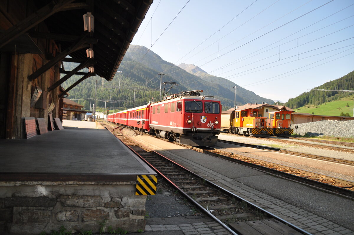 RhB Ge 4/4 I U Nr.695 und Tmf 2/2Nr.86 und Nr.90 in Zernez am 22.08.2009.