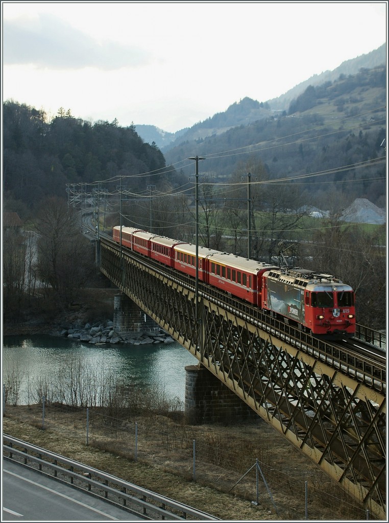 RhB Ge 4/4 II mit einem RE von Disentis nach Scuol auf der Rheinbrcke bei Reichenau Tamins.
15. Mrz 2013