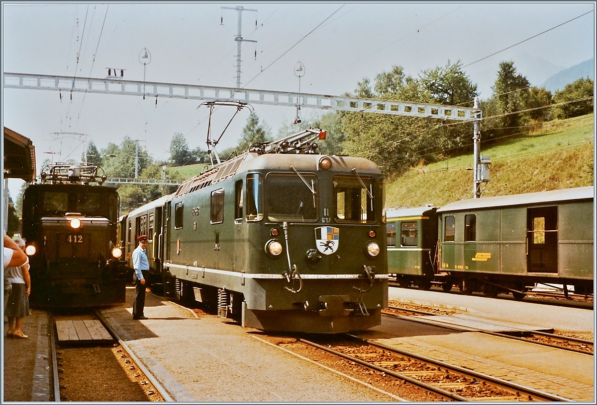 RhB Ge 6/6 I 412 mit ihrem Güterzug wartet in Filisur an der Rampe, währen die Ge 4/4 II 617 mit ihrem Albula-Schnellzug nach St. Moritz eintrifft, im Hintergrund der Anschlusszug von und nach Davos. 


20. August 1984 
