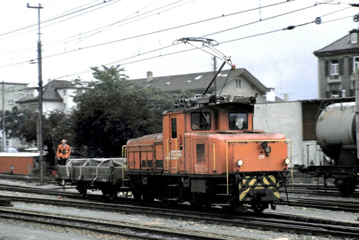 RhB Gem 2/4 Nr.211, ein Einzelstück in Chur im August 1990. Im Bahnhofsteil Chur wurde elektrisch mit aufgebügeltem Stromabnehmer gefahren. Für die Abstellgruppe und im Bahnhofsvorfeld mit dem anderen Stromsystem und zur Querung des SBB-Gleises wurde der Stromabnehmer abgesengt und mit Diesel gefahren. Mit Einrichtung der Chur - Arosa Linie (930) wurde die Gem 2/4 Nr.211 überflüssig und verschrottet.