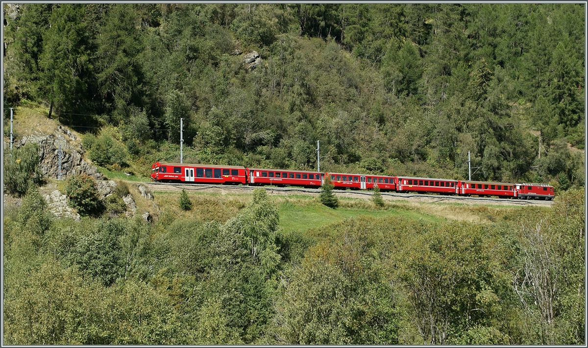 RHB RE nach Pontressian in der Nähe von Susch.
13. Sept. 2011