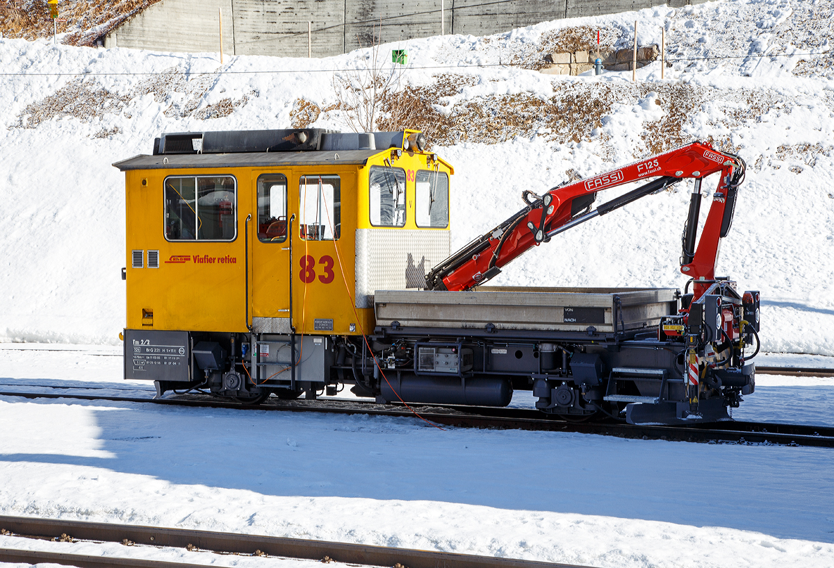 RhB Tm 2/2 83 am18.02.2017 abgestellt beim Bahnhof Bergn/Bravuogn.

Der Baudienst-Traktor Tm 2/2 83 wurde1985 von RACO (Robert Aebi AG, Zrich) unter der Fabriknummer 1902 gebaut, die RACO Typbezeichnung ist 420 CT4
Typenbezeichnung von RACO bedeuten:
420 = Leistung des Motors in PS 
C = Cummins-Dieselmotor (D = Deutz-Dieselmotor),
T = Twin disk Getriebe
4 = Bauart mit Plattform (kurz oder lang)

Beim Bau der 1985 wiederum von Raco gelieferten Tm 2/2 81 bis 84 flossen viele Erfahrungen der RhB ein. Die speziell fr den Baudienst konzipierten Traktoren verfgen ber ein gerumiges Fhrerhaus, eine kippbare Ladepritsche und einen hydraulischen Kran, vom Typ FASSI F125, der auch mit Baggerschaufeln ausgestattet werden kann.

Ein hydraulischer Drehmomentwandler bertrgt die Kraft des 336 kW starken Cummins- 6-Zylinder-Dieselmotors vom Typ KT-1150-L auf ein Dreigang-Lastschaltgetriebe. Die damals neuartige Wirbelstrombremse bewhrte sich gut.

TECHNISCHE DATEN:
Spurweite: 1.000 mm
Achsfolge: B
Lnge ber Puffer: 8.790 mm
Breite: 2.700 mm
Leergewicht: 22 t
Ladegewicht: 4 t
Hchstgeschwindigkeit: 50 km/h (80 km/h Schleppfahrt)
Motorbauart: 6-Zylinder-Dieselmotor
Motortyp: Cummins KT-1150-L
Motorleistung:  336 kW 
Anfahrzugkraft: 78 kN 
Stundenzugkraft: 30 kN bei 25 km/h
Leistungsbertragung: hydraulisch
