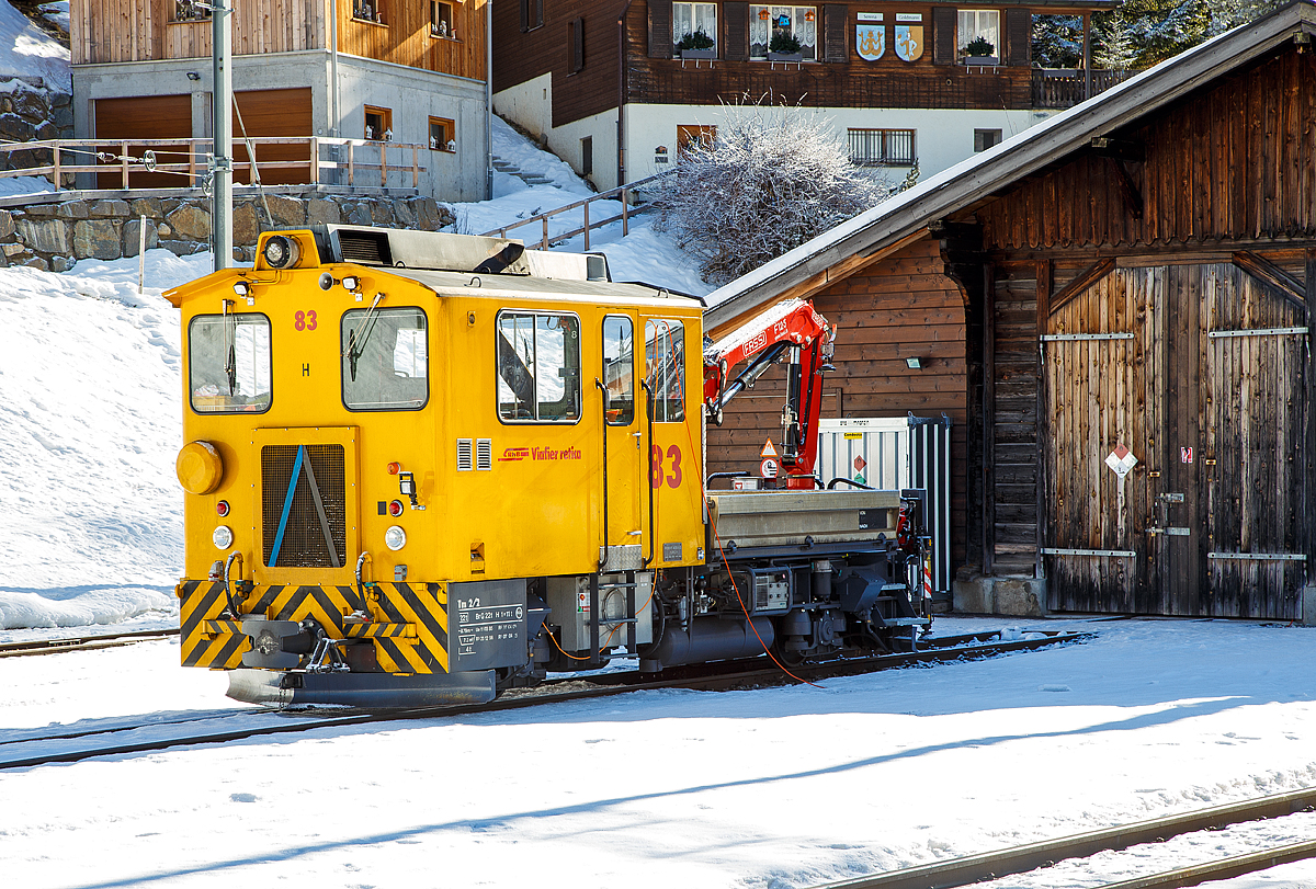 RhB Tm 2/2 83 am18.02.2017 abgestellt beim Bahnhof Bergn/Bravuogn.

Der Baudienst-Traktor Tm 2/2 83 wurde1985 von RACO (Robert Aebi AG, Zrich) unter der Fabriknummer 1902 gebaut, die RACO Typbezeichnung ist 420 CT4
Typenbezeichnung von RACO bedeuten:
420 = Leistung des Motors in PS 
C = Cummins-Dieselmotor (D = Deutz-Dieselmotor),
T = Twin disk Getriebe
4 = Bauart mit Plattform (kurz oder lang)

Beim Bau der 1985 wiederum von Raco gelieferten Tm 2/2 81 bis 84 flossen viele Erfahrungen der RhB ein. Die speziell fr den Baudienst konzipierten Traktoren verfgen ber ein gerumiges Fhrerhaus, eine kippbare Ladepritsche und einen hydraulischen Kran, vom Typ FASSI F125, der auch mit Baggerschaufeln ausgestattet werden kann.

Ein hydraulischer Drehmomentwandler bertrgt die Kraft des 336 kW starken Cummins- 6-Zylinder-Dieselmotors vom Typ KT-1150-L auf ein Dreigang-Lastschaltgetriebe. Die damals neuartige Wirbelstrombremse bewhrte sich gut.

TECHNISCHE DATEN:
Spurweite: 1.000 mm
Achsfolge: B
Lnge ber Puffer: 8.790 mm
Breite: 2.700 mm
Leergewicht: 22 t
Ladegewicht: 4 t
Hchstgeschwindigkeit: 50 km/h (80 km/h Schleppfahrt)
Motorbauart: 6-Zylinder-Dieselmotor
Motortyp: Cummins KT-1150-L
Motorleistung:  336 kW 
Anfahrzugkraft: 78 kN 
Stundenzugkraft: 30 kN bei 25 km/h
Leistungsbertragung: hydraulisch
