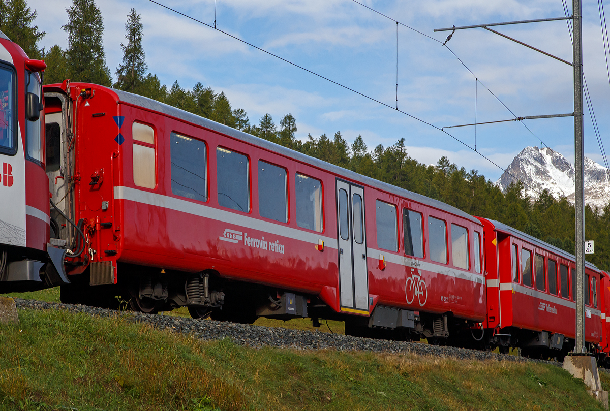 RhB Velowagen Bernina WS 3921, ex B 2332,  am 13.09.2017 in Pontresina im Zugverbund. Velo ist die Schweizer Bezeichnung fr Fahrrad.

Bedrfnis Velotransport auf der Berninastrecke
Im Gebiet Engadin und Bernina wird der Velosport durch die  Tourismus-Organisationen sehr stark gefrdert. Dies hat auch  zur Folge, dass der Velotransport per Bahn zugenommen hat. Der bestehende Stauraum im Gepckabteil hat oft nicht mehr  gengt. Fr die Stammnetz-Strecken wurden in den Jahren 2001–2008 vier Velowagen (WS 3911–3914) aus Mittelwagen hergerichtet. Diese Wagen sind zu lang fr die Berninastrecke. Es wurden verschiedene Lsungen untersucht, z.B. der Umbau  von Bernina-Wagen oder das Krzen der StN-Wagen um zwei  Meter.  Auf Bernina-Wagen kann jedoch nicht verzichtet werden, da sonst das Sitzplatzangebot reduziert wrde. Die Krzung von Stammnetz-Wagen um zwei Meter ist auch sehr  aufwendig und unwirtschaftlich. Nach langem Suchen wurde eine Wagenserie gefunden, die geeignete Wagenkastenabmessungen fr die Berninastrecke aufweist. Mit einem vom R-ES entwickelten Profilberechnungsprogramm wurde ermittelt, um wie viel der Drehgestell-Abstand gendert werden muss, damit die Wagen auch auf der Berninastrecke eingesetzt werden knnen. 

Umbau zu Velowagen Bernina
An den beiden Wagen B 2332–2333 wurden die Schemeltrger  (Drehgestell-Quertrger)  herausgetrennt  und je Seite um 550 mm nher wieder eingeschweit. Somit wurde der  Drehgestellabstand von 12.390 mm auf 11.290 mm reduziert.  Der Innenraum wurde genau gleich umgebaut wie die vorhandenen Velowagen WS 3911–3914.

Die beiden Velowagen WS 3921–3922 knnen im Sommer auf  dem gesamten RhB-Streckennetz eingesetzt werden, sind jedoch vorzugsweise auf der Berninalinie im Einsatz. Im Winter knnen die beiden Wagen in den Schlittenzgen mit den vier anderen Velowagen eingesetzt werden. Die beiden Velowagen  wurden mit der Mehrzugsteuerung ausgerstet und sind somit auch pendelzugfhig. 

Die beiden Velowagen besitzen jeweils 52 Klappsitzpltze und 48 Velohaken.
