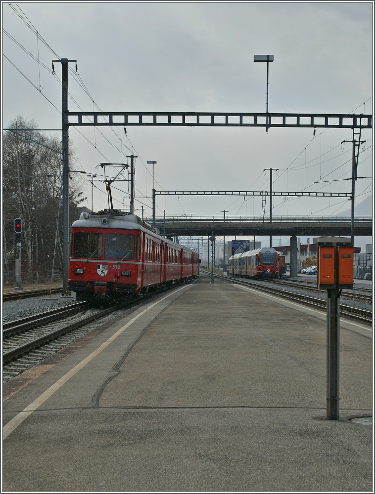 RhB  Vororts-Triebzug  Be 4/4 in Felsberg. Im Hintergrund wartet schon die  Ablsung .
15. Mrz 2013
