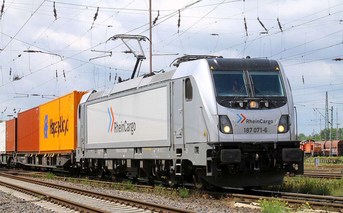 RheinCargo 187 071 mit Containerzug am Stellwerk Mathilde 09.06.2022