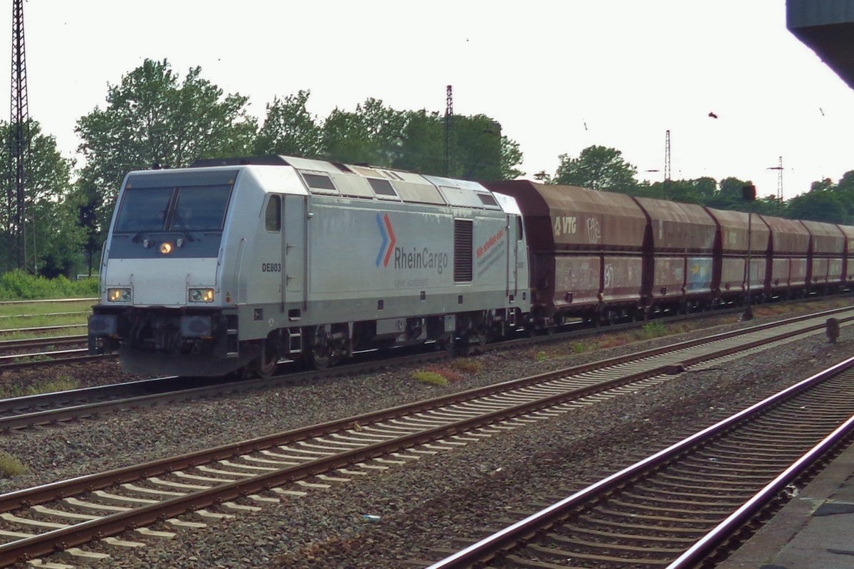 RheinCargo DE 803 schleppt ein Kohlezug durch Oberhausen Osterfeld Süd am 22 Mai 2017.