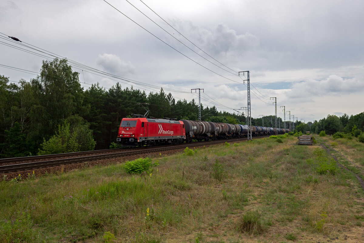 RheinCargo f�hrt regelm��ig Kesselwagen-Ganzz�ge von und zu einer Raffinerie in Stendell bei Angerm�nde. So liegt die Vermutung nahe, dass dieser Zug mit 185 588 an der Spitze ebenfalls dieses Ziel hatte.