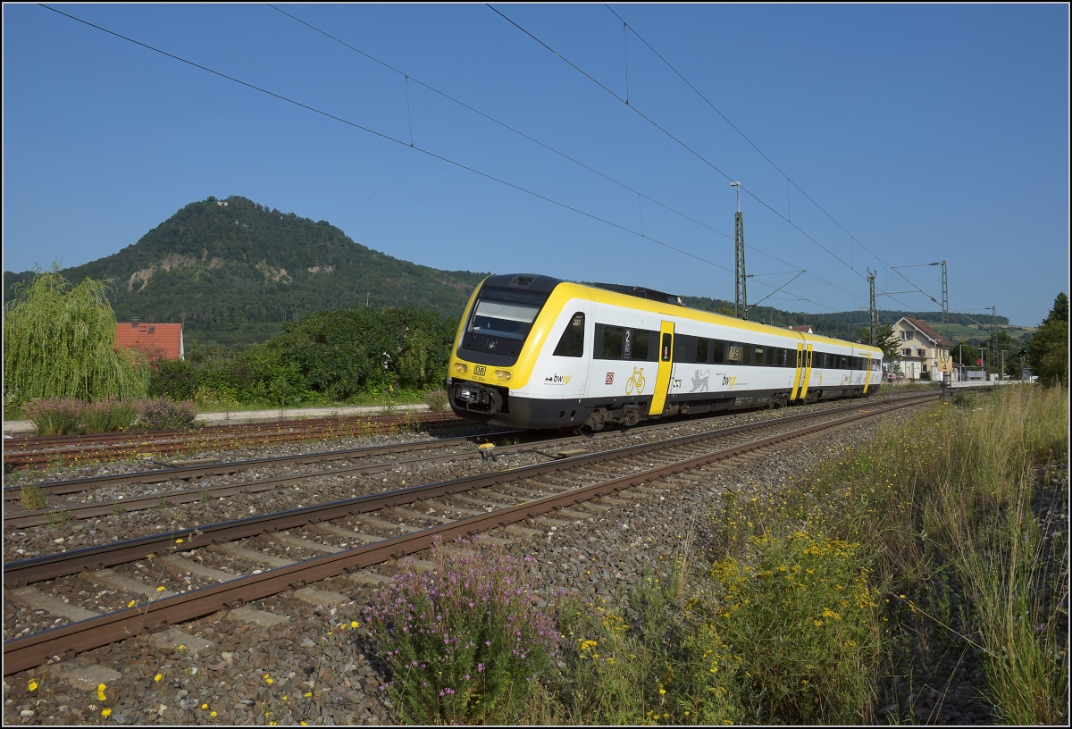 Rheintalumleiter im Hegau.

Auch der 612 104 ist derzeit fahrplanmäßig auf der Schwarzwaldbahn unterwegs. Nach dem unrühmlichen Ende der ICE-T des desinteressierten DB-Fernverkehr im Jahr 2008 wird endlich wieder geneigt auf diesem Abschnitt der Schwarzwaldbahn, allerdings ohne höhere Geschwindigkeit.
 
Welschingen, August 2021.