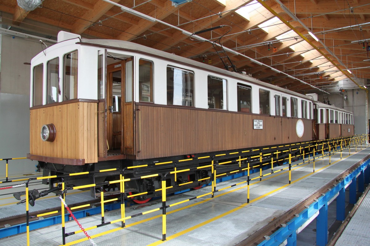 Rittnerbahn,die ber 100jhrigen Triebwagen werden nur noch sporadisch oder bei besonderen Anlssen eingesetzt.Oberbozen 07.10.14