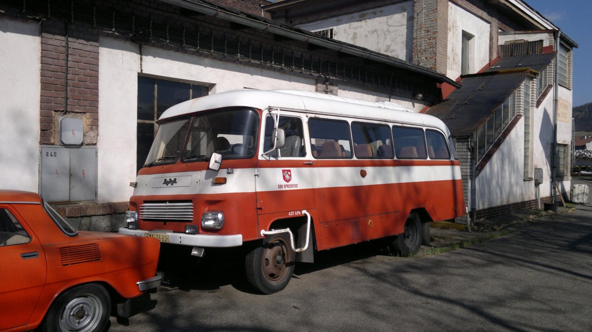 ROBUR-Bus LO 3000 (baujahre 1975)Transport fr Feuerwehrleute am 28.3.2012 im kleine technischen Museum Zdice bei Beroun. Zug-Depot Zdice.
