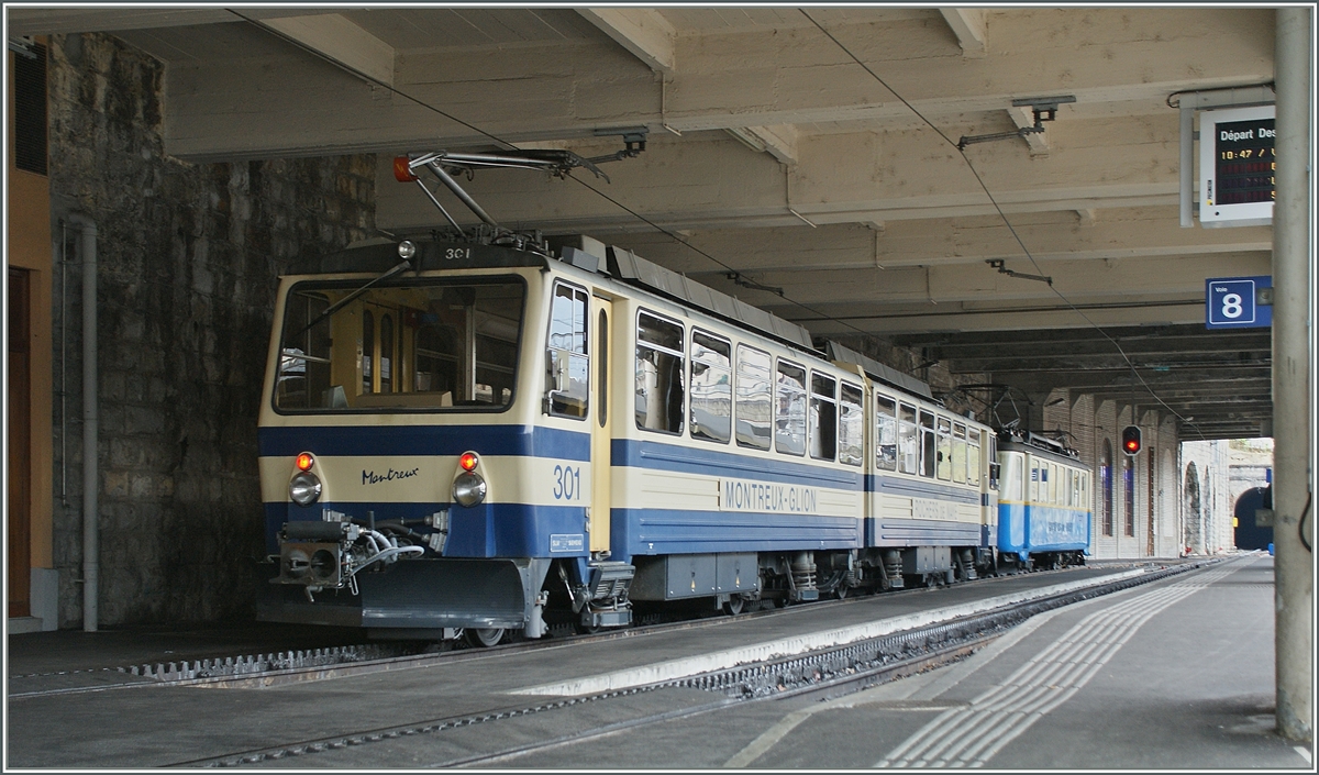 Rochers de Naye Triebwagen Beh 4/8 301 in Montreux. 3. Okt. 2011