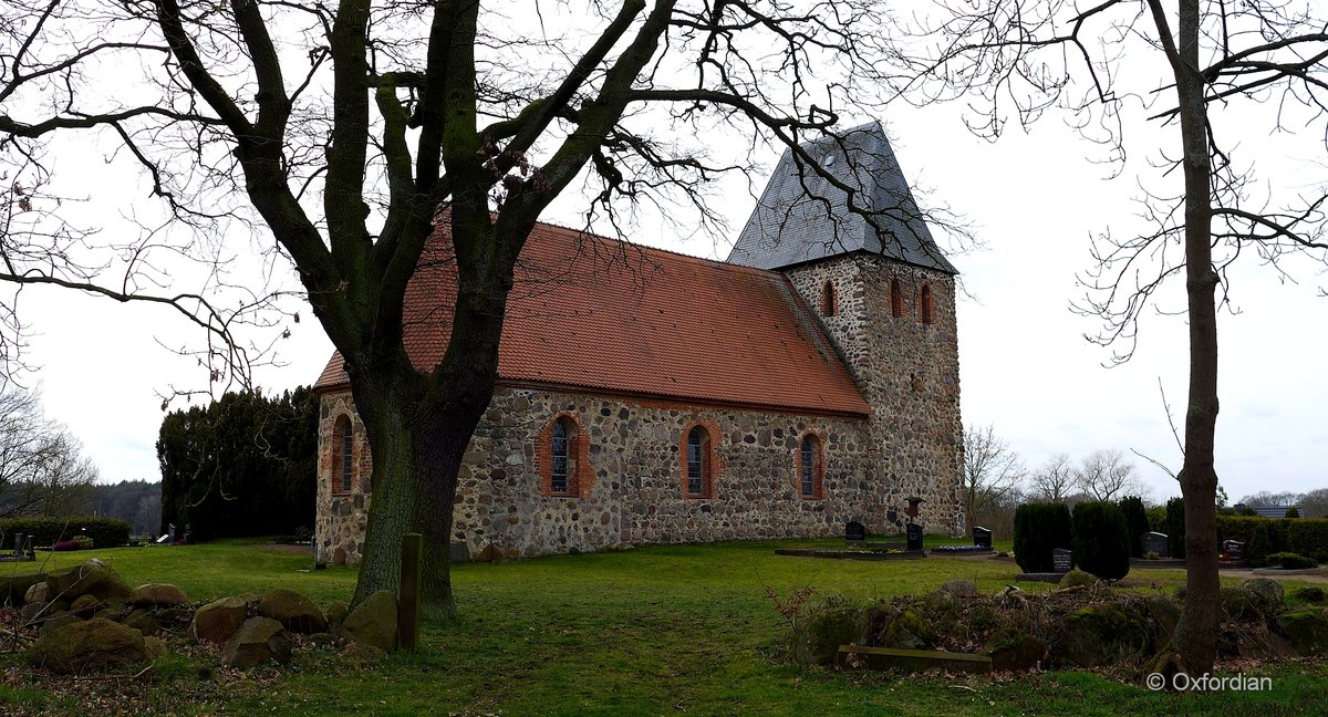 Rockenthin, Altmarkkreis Salzwedel: namenlose Feldsteinkirche in der Dorfmitte.