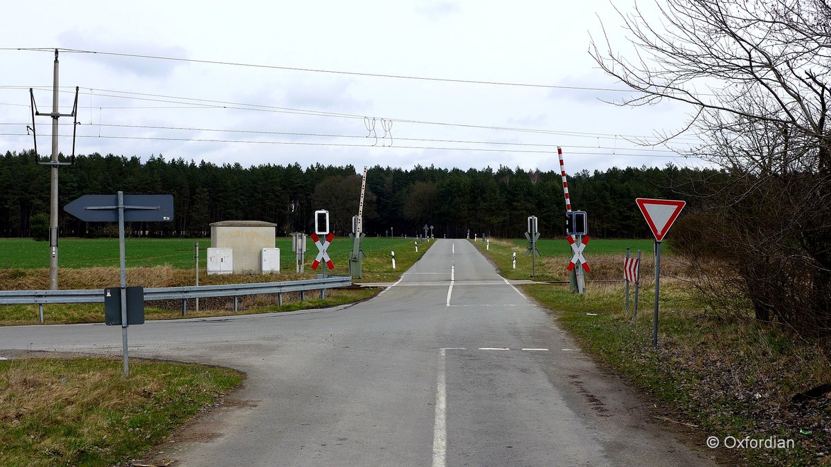 Rockenthin, Sachsen-Anhalt: beschrankter Bahnübergang.