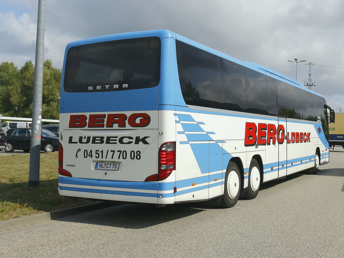 Rostock Hauptbahnhof am 31. August 2018, hier steht ein Reisebus SETRA der Firma Berg aus Lübeck mit derHeckansicht zum Betrachter. 