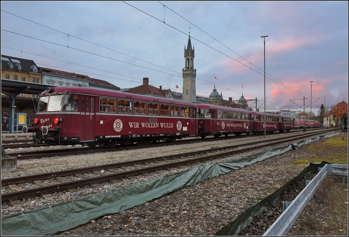 Roter Flitzer in Konstanz. Die Garnitur mit 798, 796 und 998 wartet auf den Einsatz, um die Weihnachtsmarktbesucher am Abend wieder nach Hause zu bringen. Konstanz, Dezember 2017.
