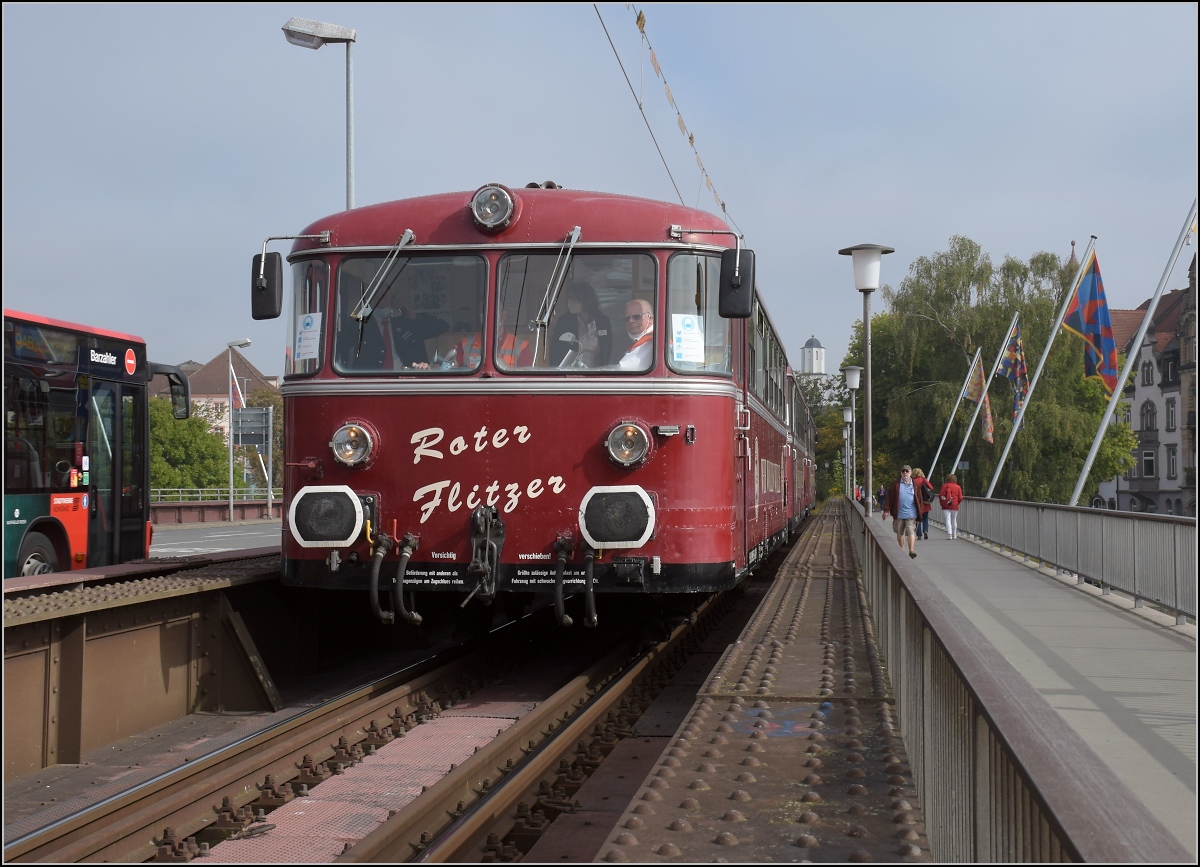 Roter Flitzer in Konstanz.

Der letzte Kilometer belohnt mit der Fahrt über die Rheinbrücke. September 2021.